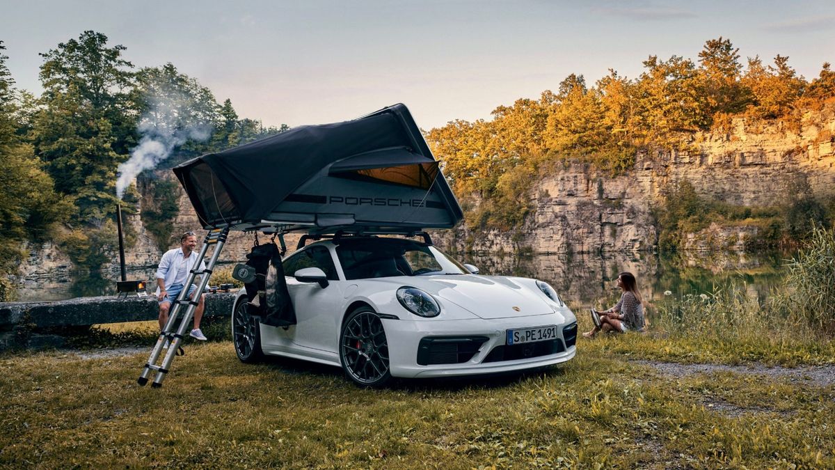 Automobilka Porsche představila vlastní střešní stan. Vejde se i na 911